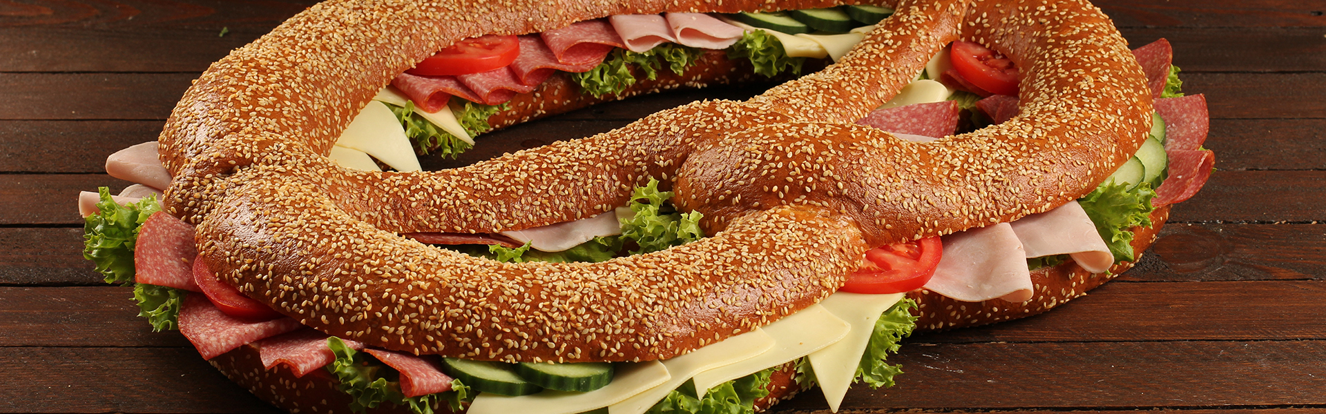 Große Gourmetbreze belegt mit Wurst und Käse