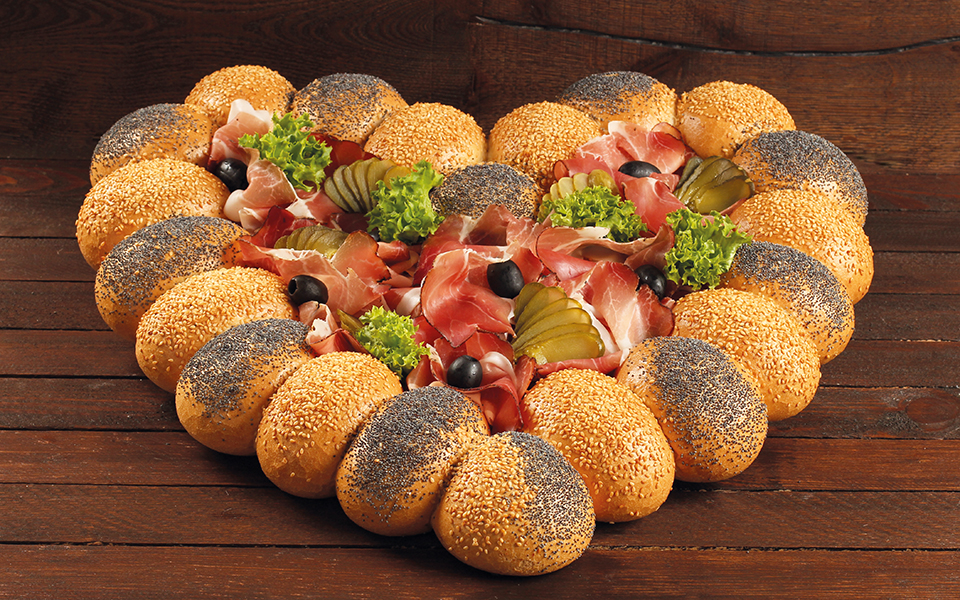 Brötchenherz mit Schinken, Oliven und Gürkchen