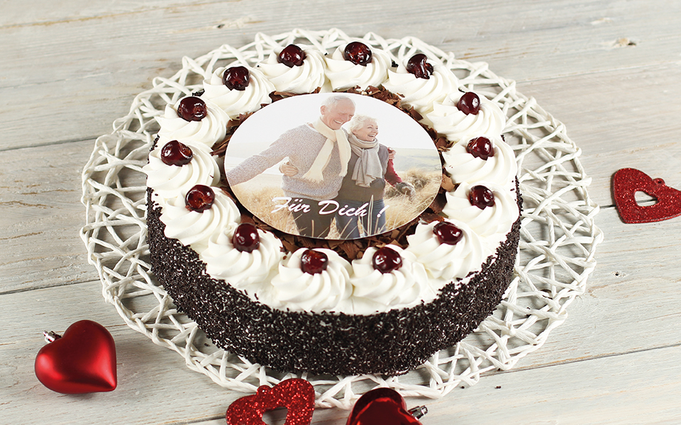Fototorte mit rundem Foto von einem fröhlichen älteren Ehepaar in der Mitte