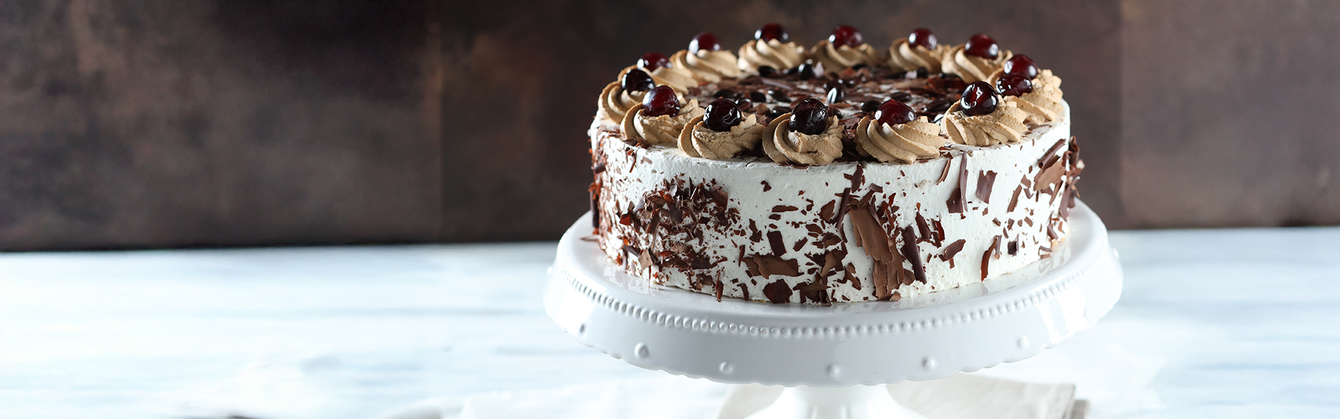 Sahnetorte auf Tortenständer