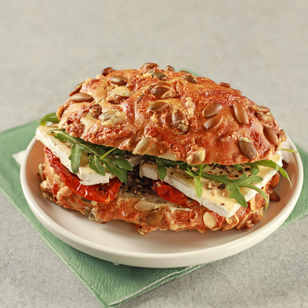 Kürbiskernbrötchen m.Camembert u. Tomaten