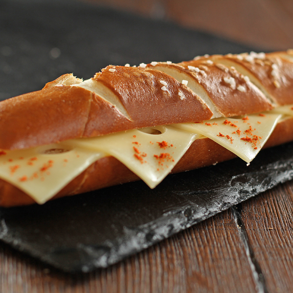 Laugenstange mit Emmentaler