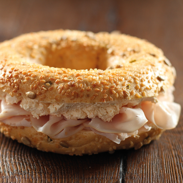 Jalapeñobagel mit geraspelter Putenbrust