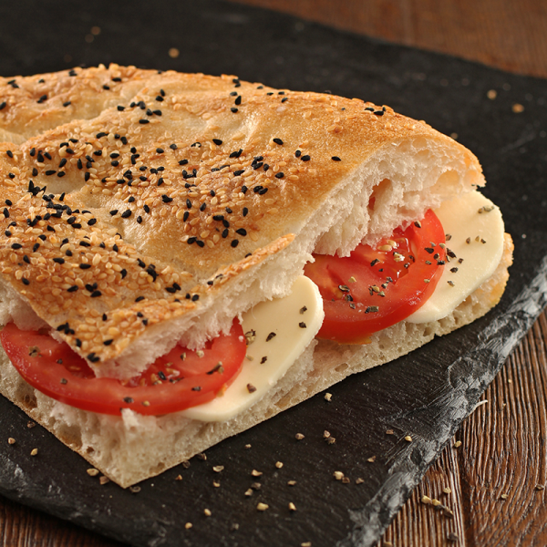 Türkischer Fladen mit Tomaten/Mozzarella