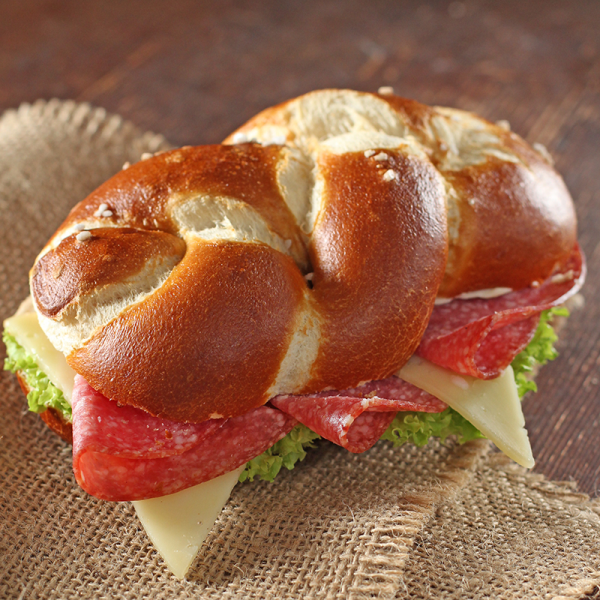 Laugenzöpfle mit Salami