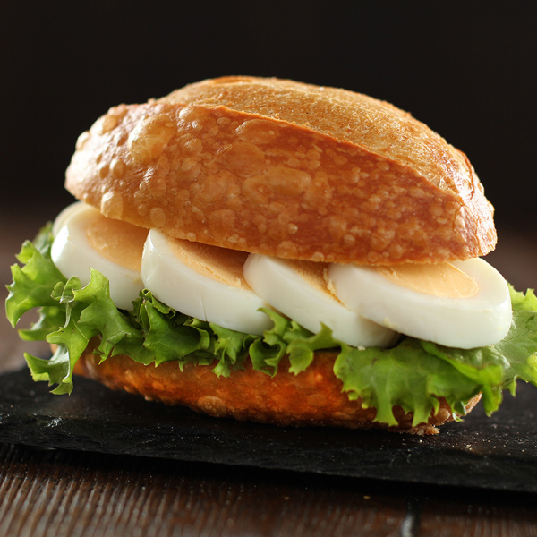 Schnittbrötchen mit Ei