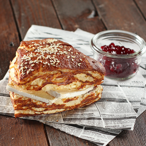 Knusperecke mit Camembert und Preiselbeeren