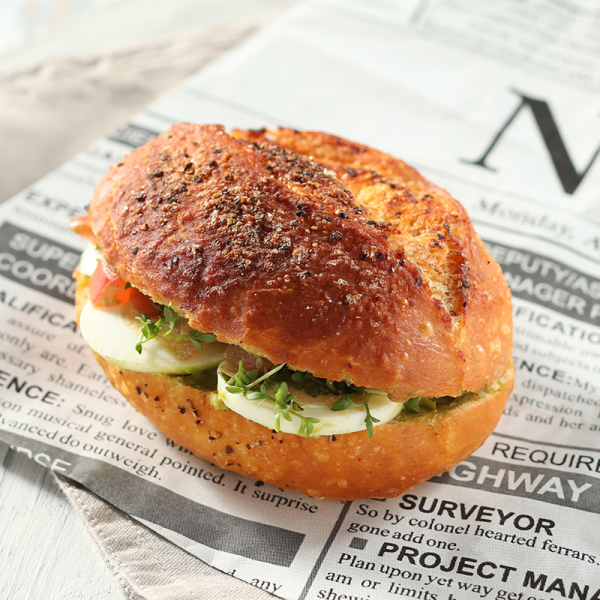 Sansibar-Schnittbrötchen mit Avocadocreme und Ei