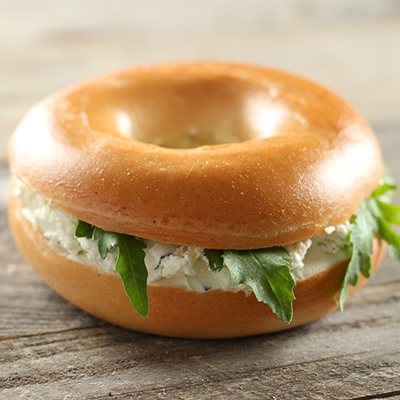 Bagel mit Rucolaaufstrich