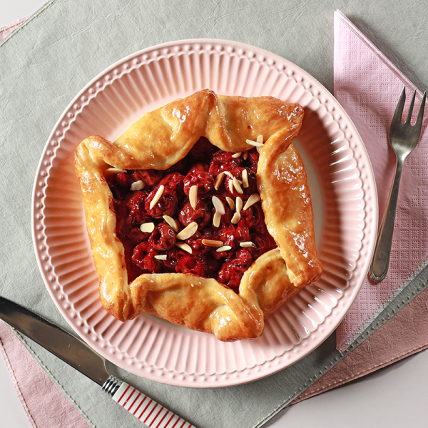 Blätterteigtarte mit Kirschen