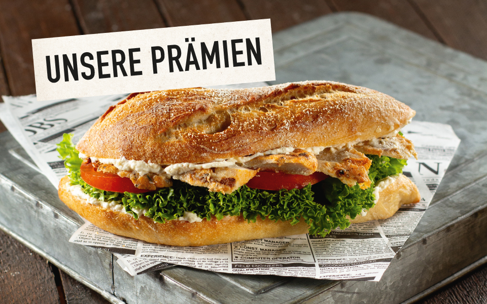 Ein mit Hühnerbrust, Salat und Tomaten belegtes Brötchen