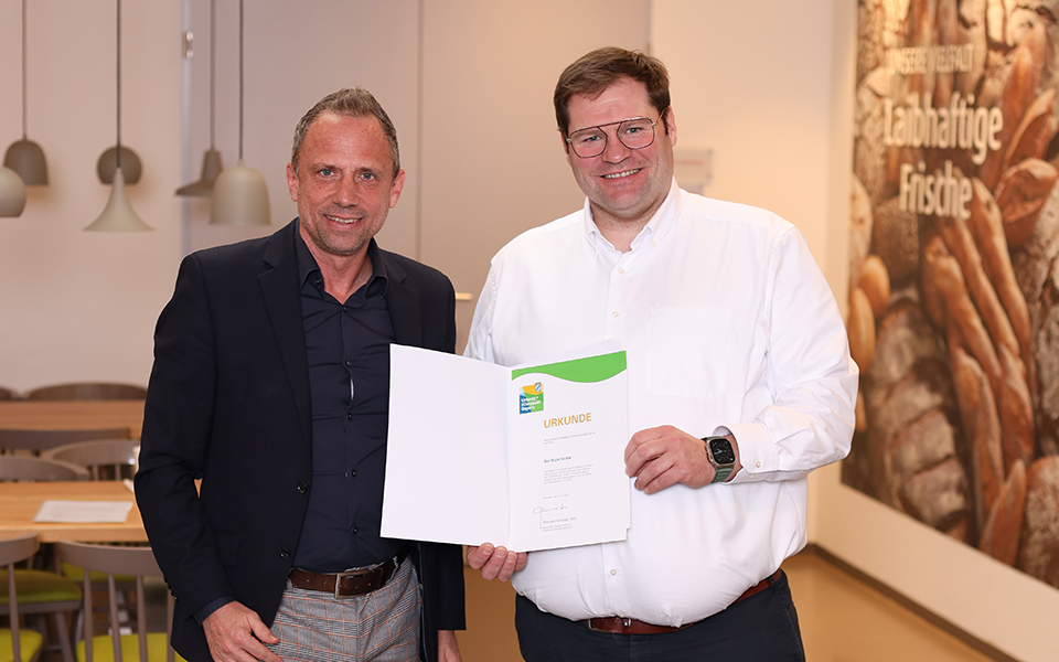 Bayerischer Umweltminister Torsten Glauber und Dominik Beck mit Auszeichung  vom Umwelt- und Klimapakt Bayern 2024