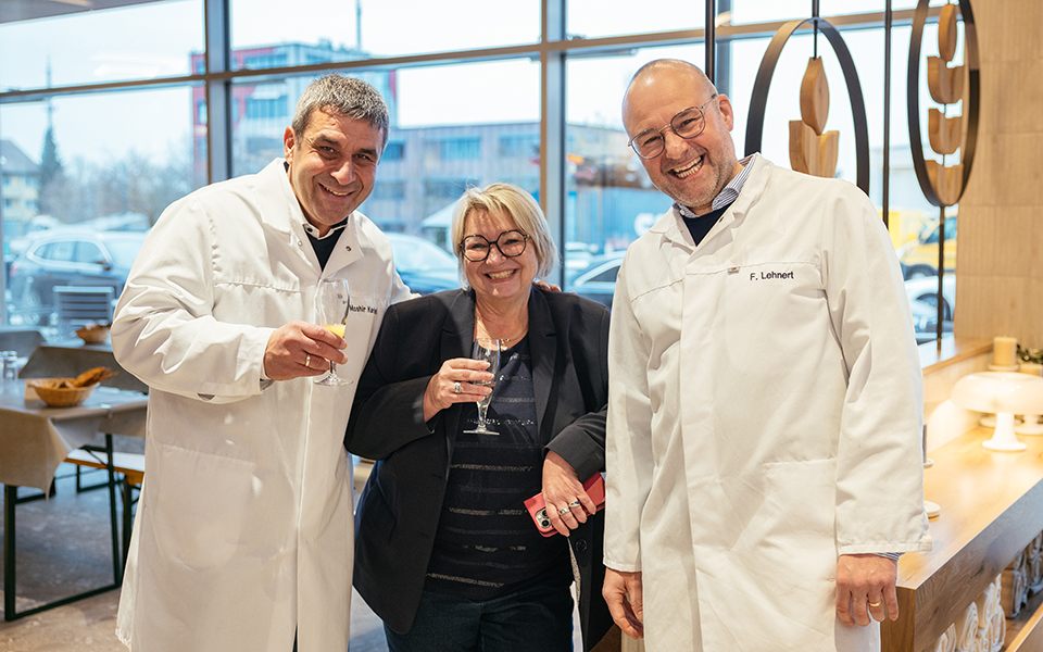 Moshir Karimi, Petra Beck und Florian Lehnert bei der Einweihungsfeier des neuen Produktionsgeäudes