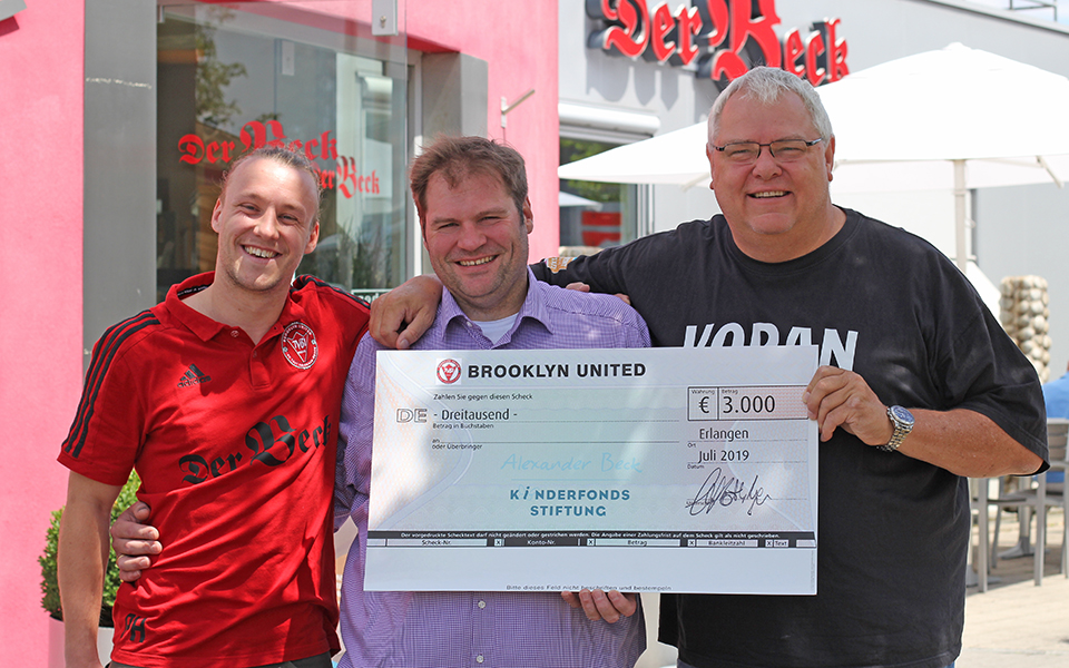 Scheckübergabe der Handballer von Brooklyn United an Dominik Beck