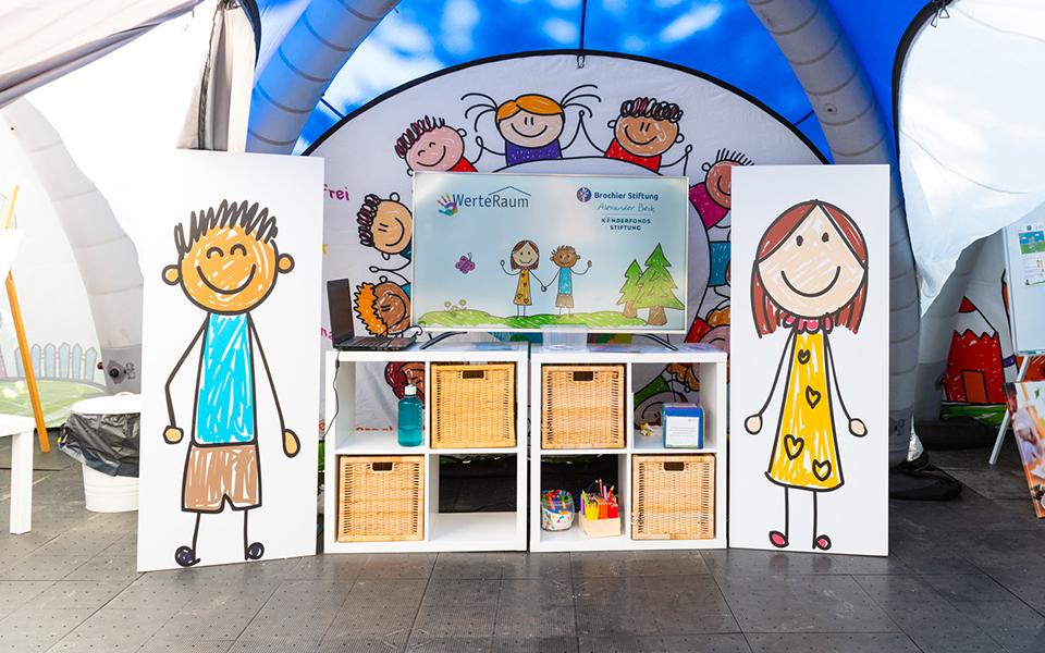 Plakate und Poster mit gemalten Abbildungen von Kindern vom Projekt Werteraum