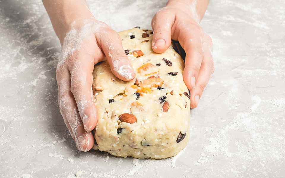 Hände formen einen Stollen