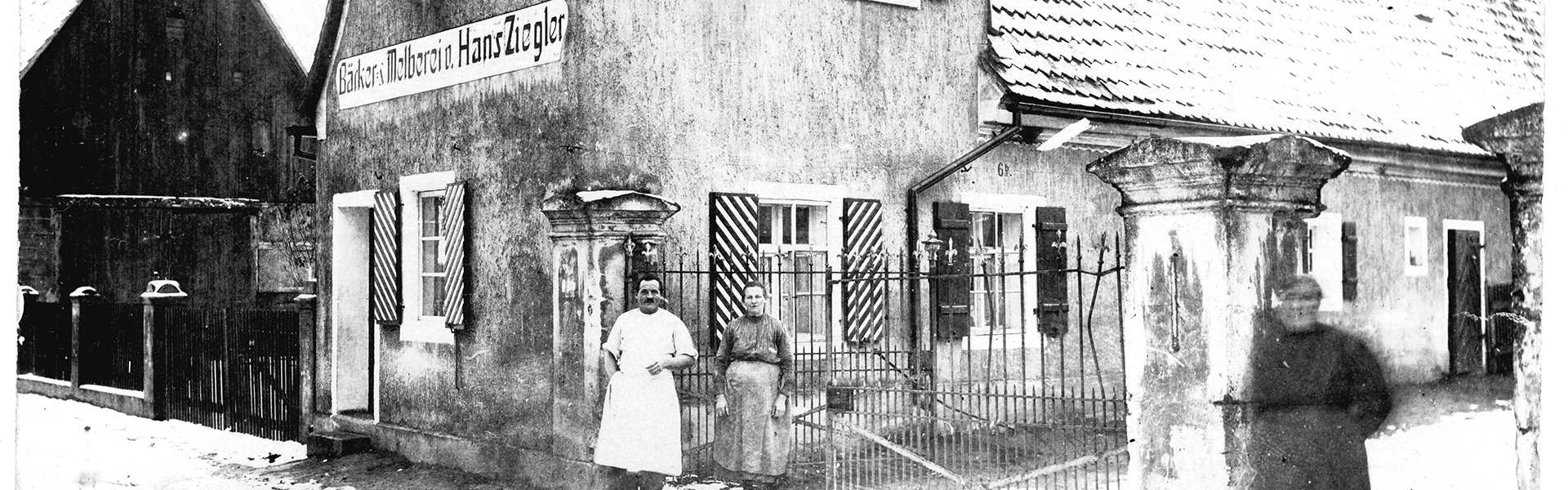 Barbara und Hans Ziegler stehen vor der alten Bäckerei & Melberei 