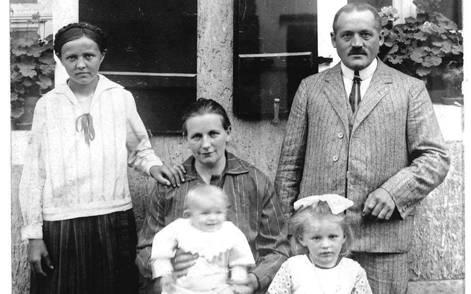 Barbara und Hans Zigler mit ihren Kindern XX, Berta und XX 